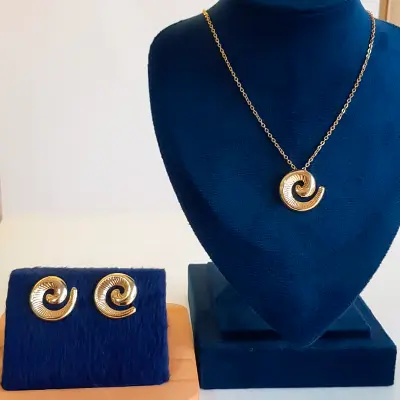 Conjunto de Colar e Brincos Espiral Dourados