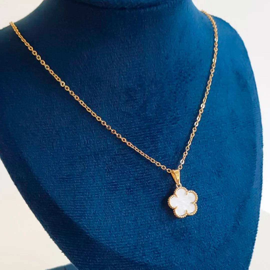 Colar com Pingente de Flor Branca