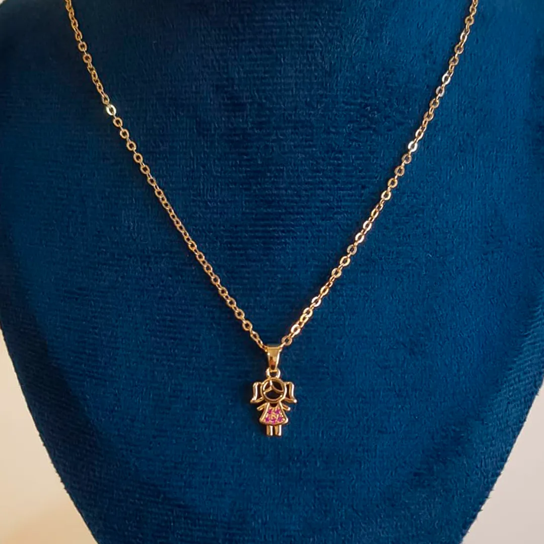 Colar com Pingente de Menina Dourado com Detalhes Rosa
