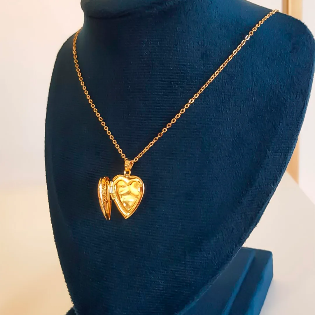 Colar com Pingente de Coração Dourado Aberto