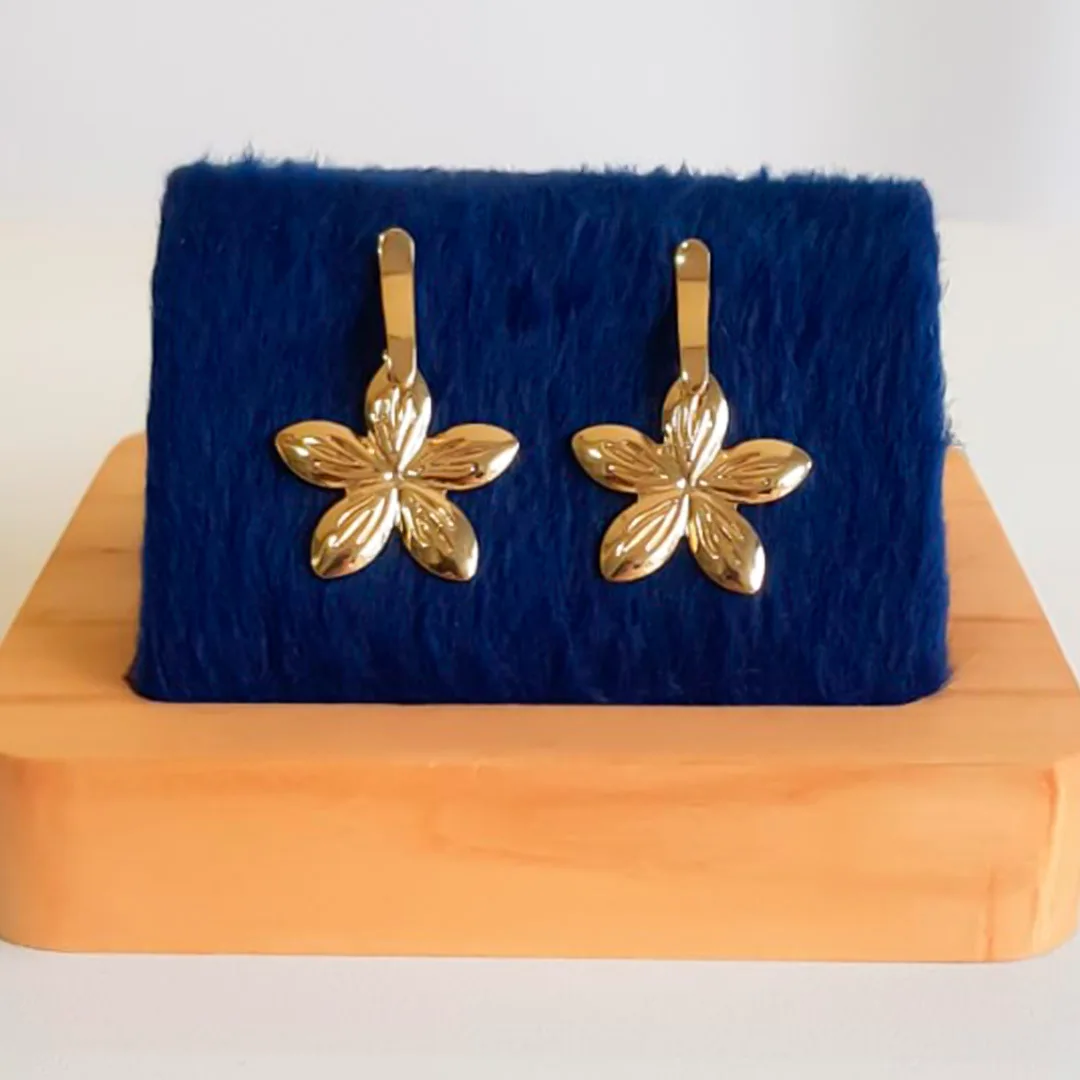 Brincos Flor Dourados com Detalhes em Relevo