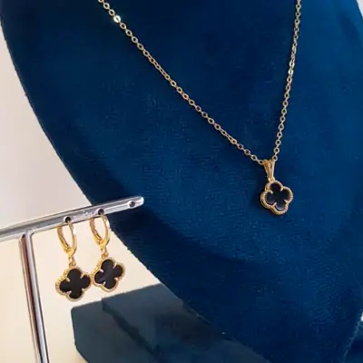Conjunto de Colar e Brinco Trevo Preto com Dourado