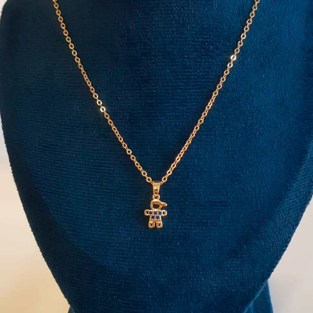 colar com pingente de boneco dourado com detalhes azuis