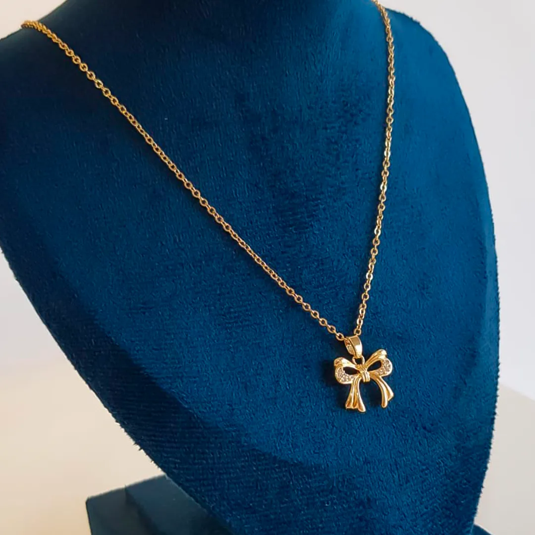 Colar com Pingente de Laço Dourado com Pedras