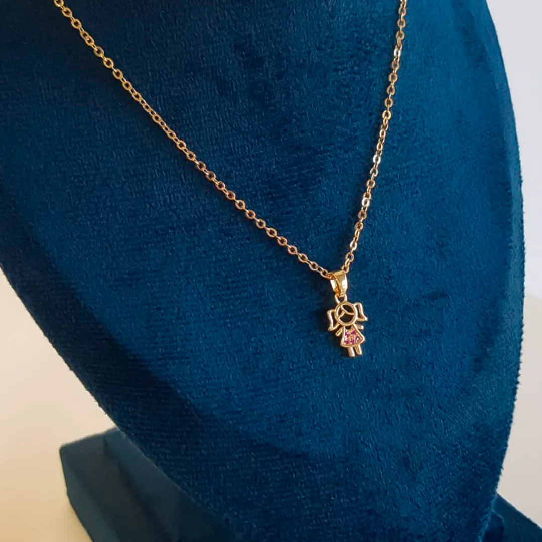 Colar com Pingente de Menina Dourado com Detalhe Rosa