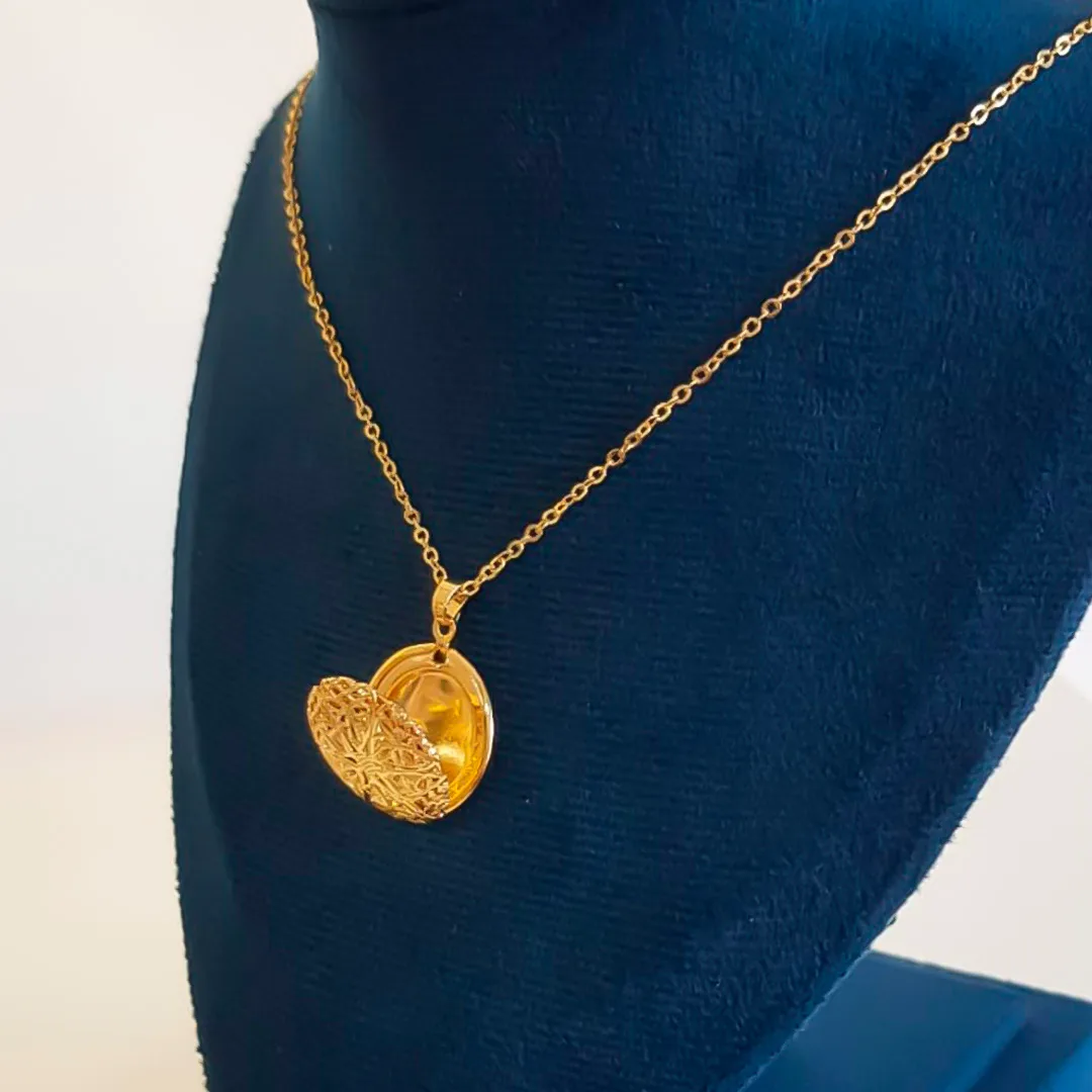 Colar com Pingente Medalhão Oval Vazado Dourado