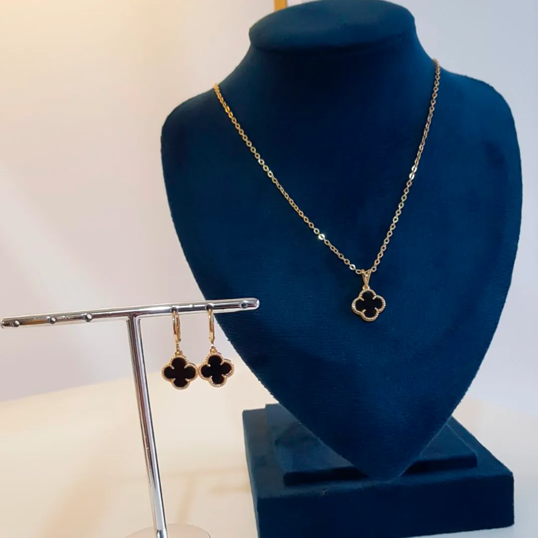 Conjunto Colar e Brinco Trevo Preto com Borda Dourada