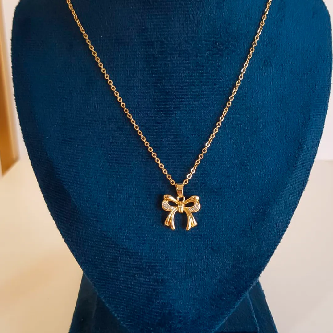 Colar com Pingente de Laço Dourado com Pedras