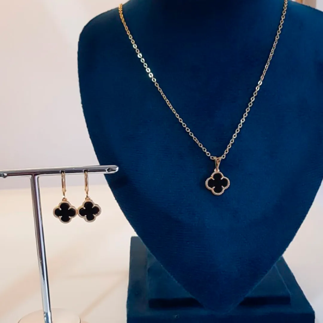 Conjunto Colar e Brinco Trevo Preto com Borda Dourada