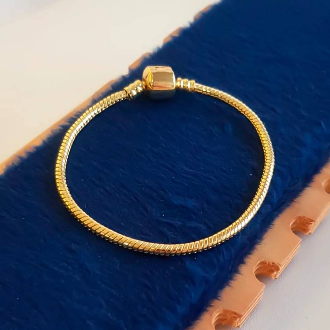 Pulseira de Elos Dourada com Fecho Quadrado