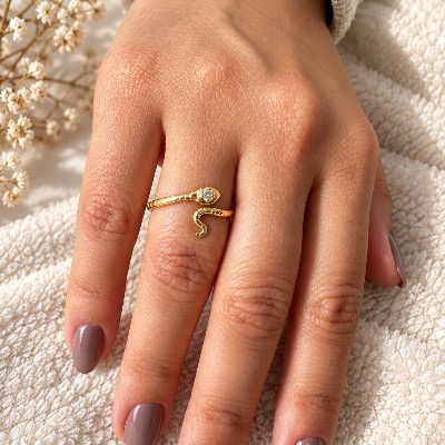 Anel Serpente Dourado com Ponto de Luz