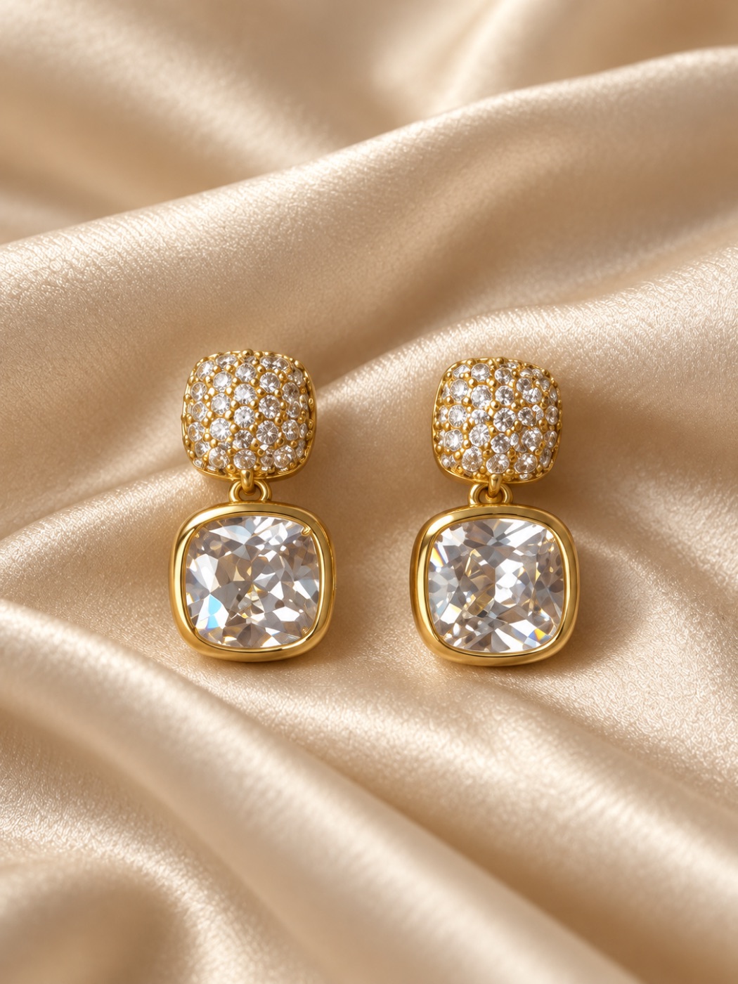 Brinco Dourado com zircônia e cravejado
