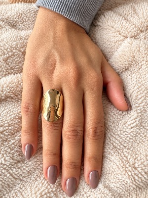Anel curvado dourado tam. 18