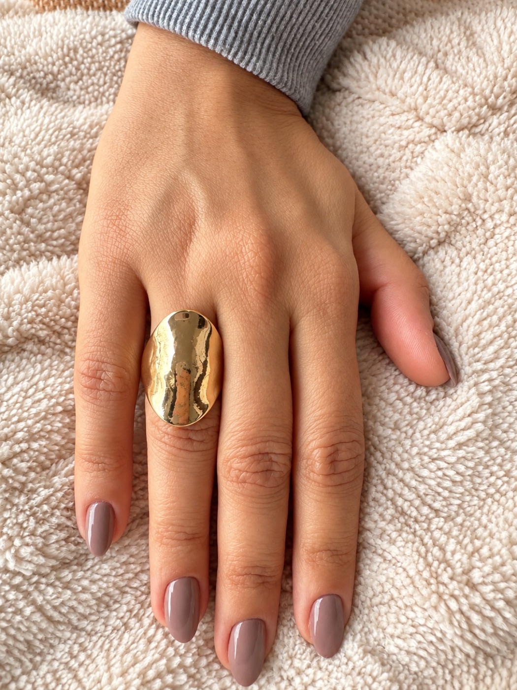 Anel curvado dourado tam. 18