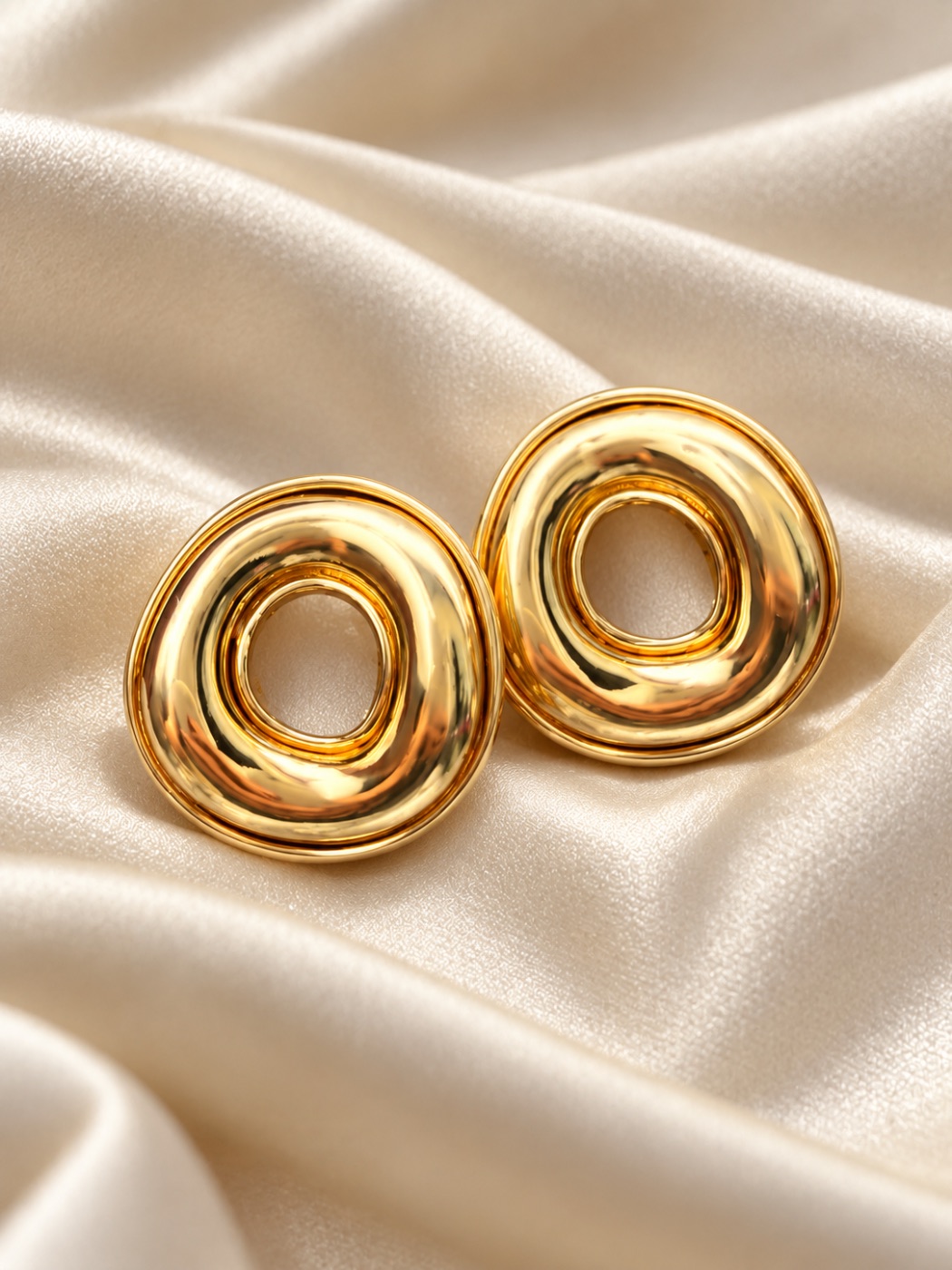 Brinco Oval Orgânico Dourado