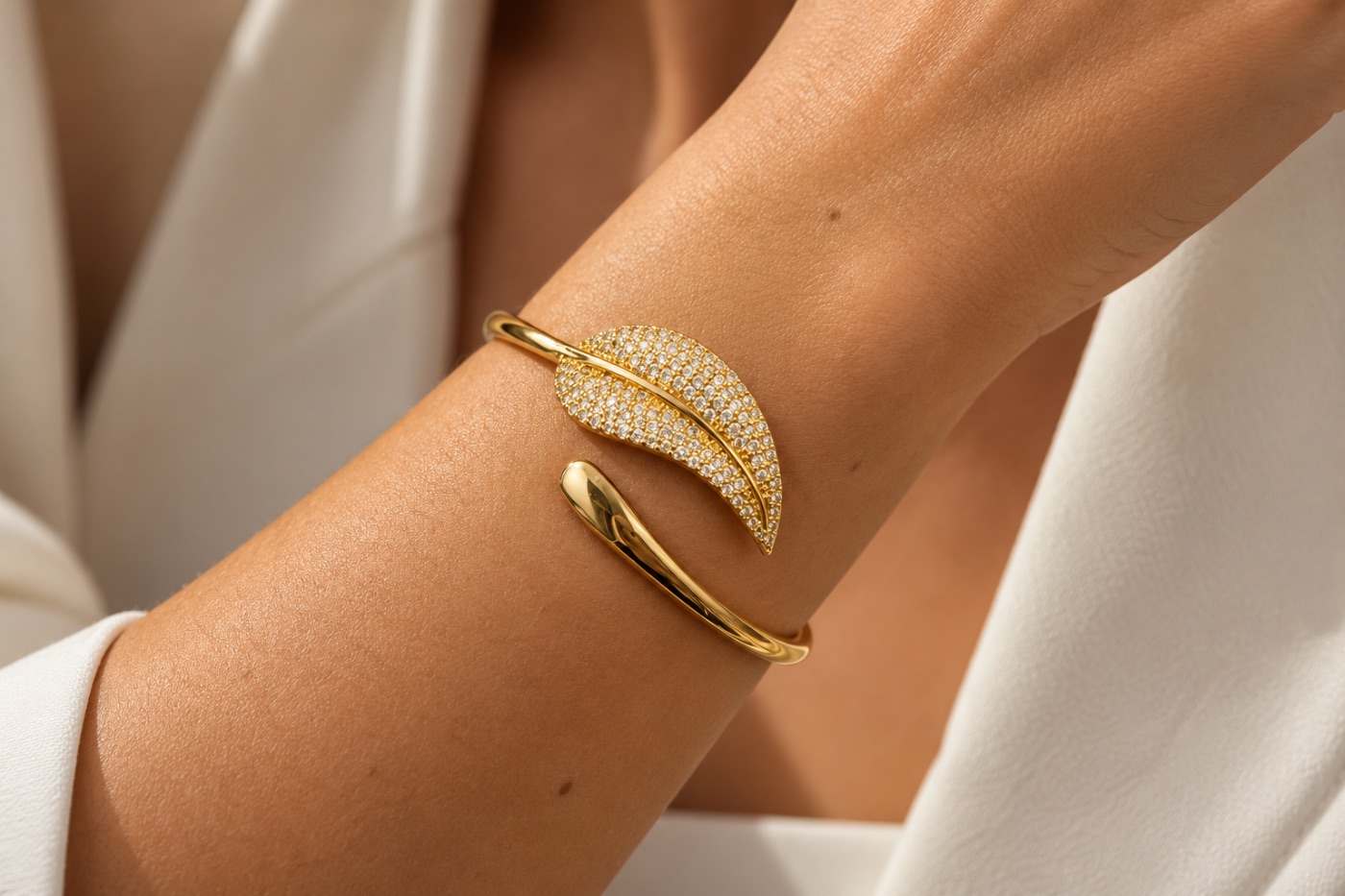 Bracelete Dourado Folha Cravejada — foto 1 de 2