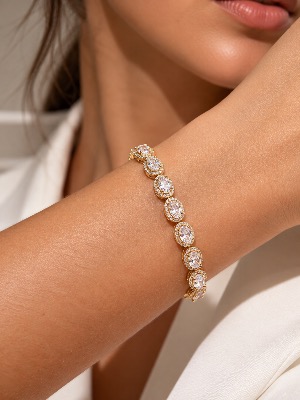 Pulseira cravejada com zirconias e contorno de brilho
