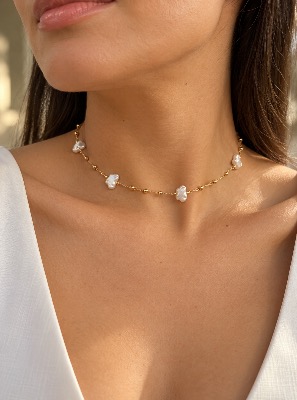 Choker Dourada com Borboletas Peroladas