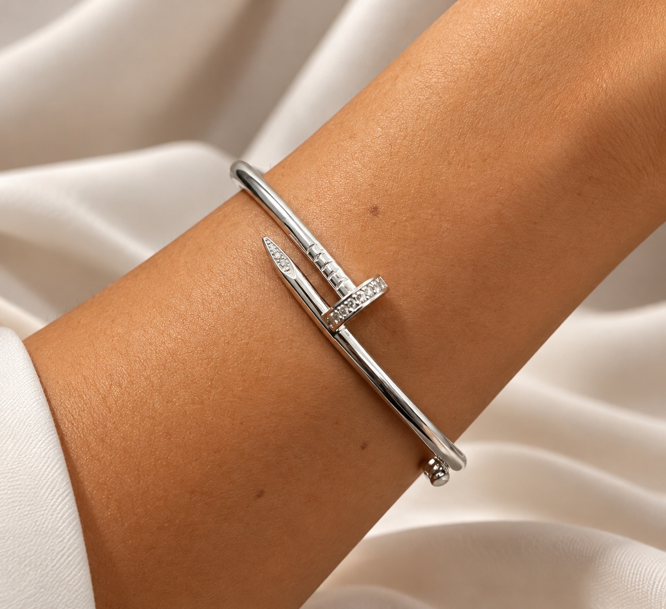 Bracelete Prego Banho Prata com Zircônias — foto 1 de 2