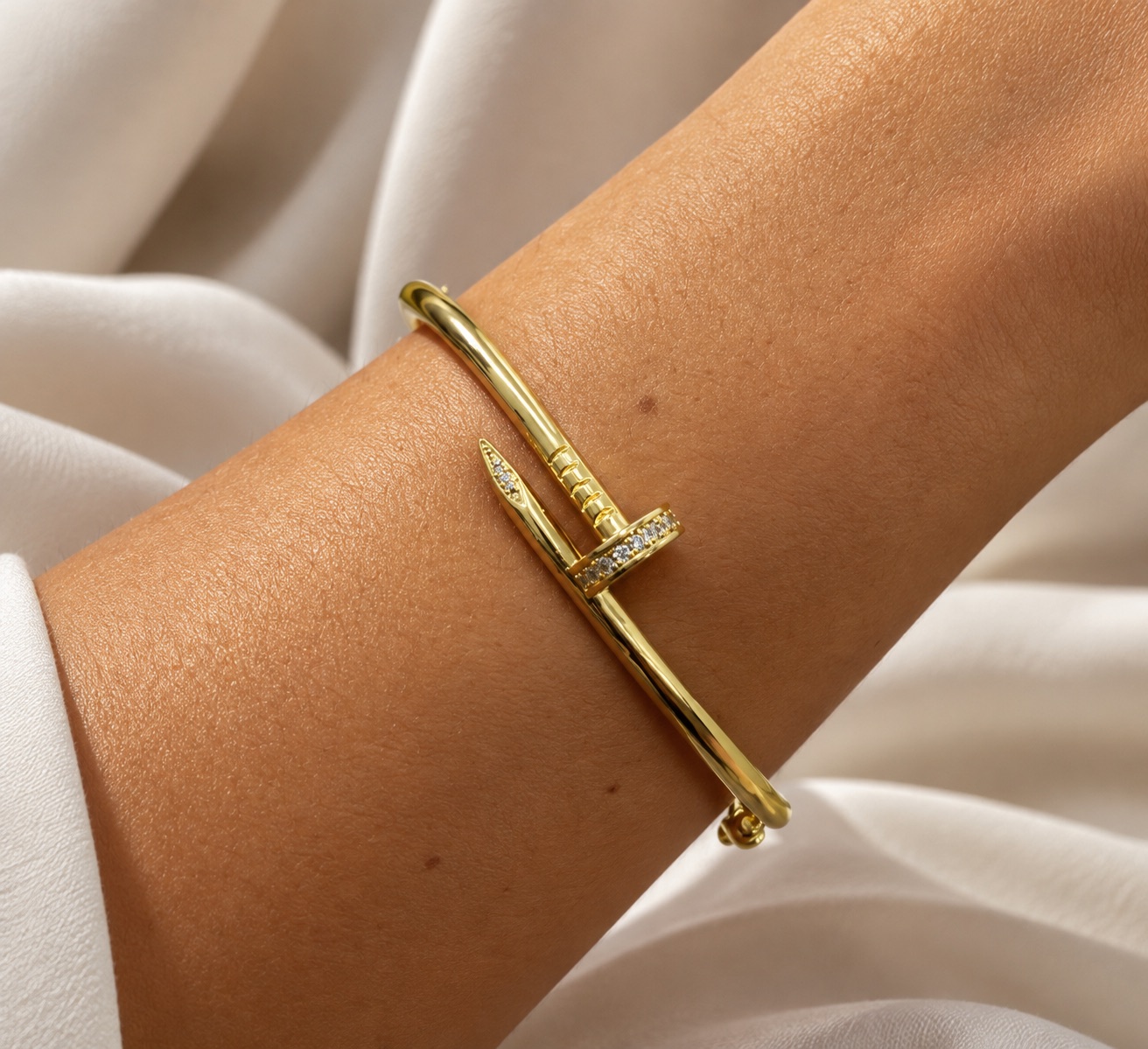 Bracelete Prego Dourado com Zircônias — foto 1 de 2