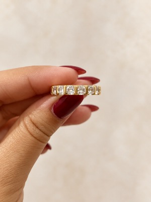 Anel com Zircônias Cristais - Banho ouro 18k