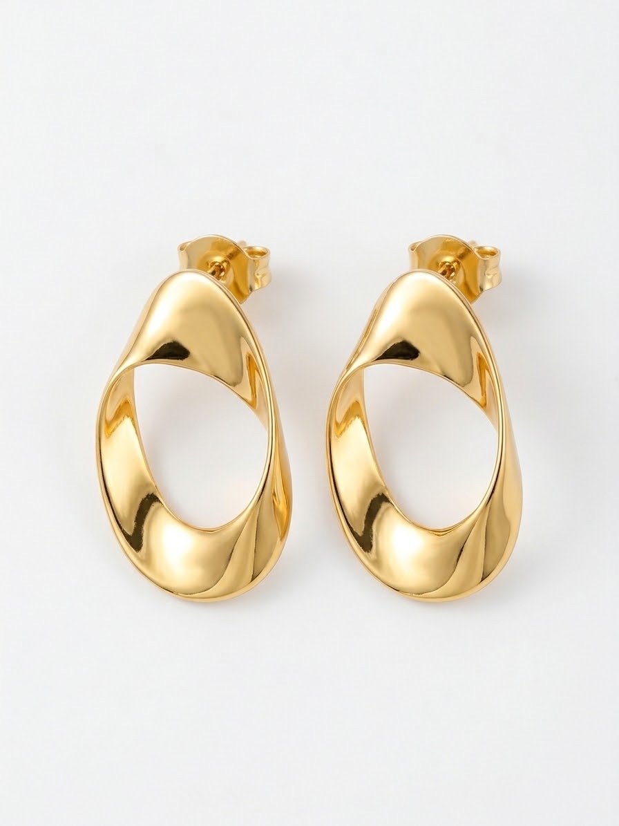 Brinco dourado com design oval vazado