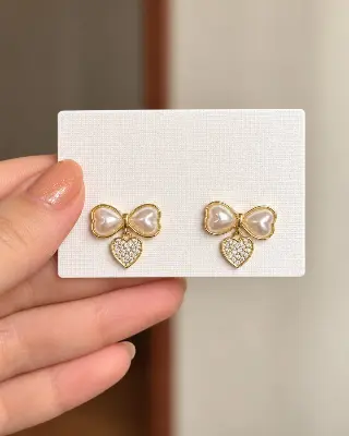 Brinco Laço Perolado e Coração Cravejado Dourado