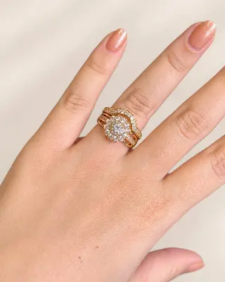 Anel dourado com detalhes brilhantes