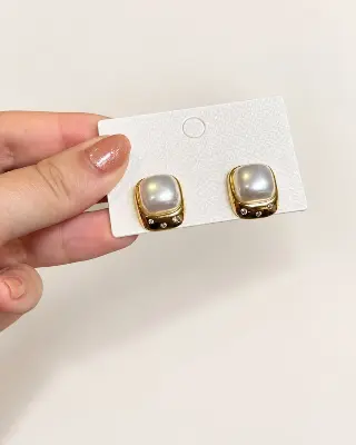 Brinco Quadrado Perolado Dourado