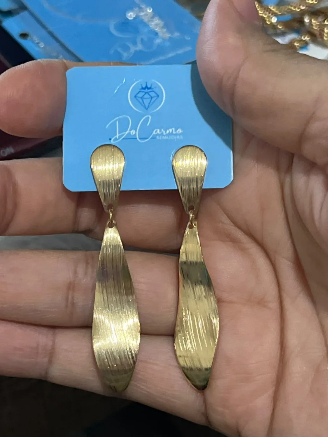 brincos longos texturizados dourados