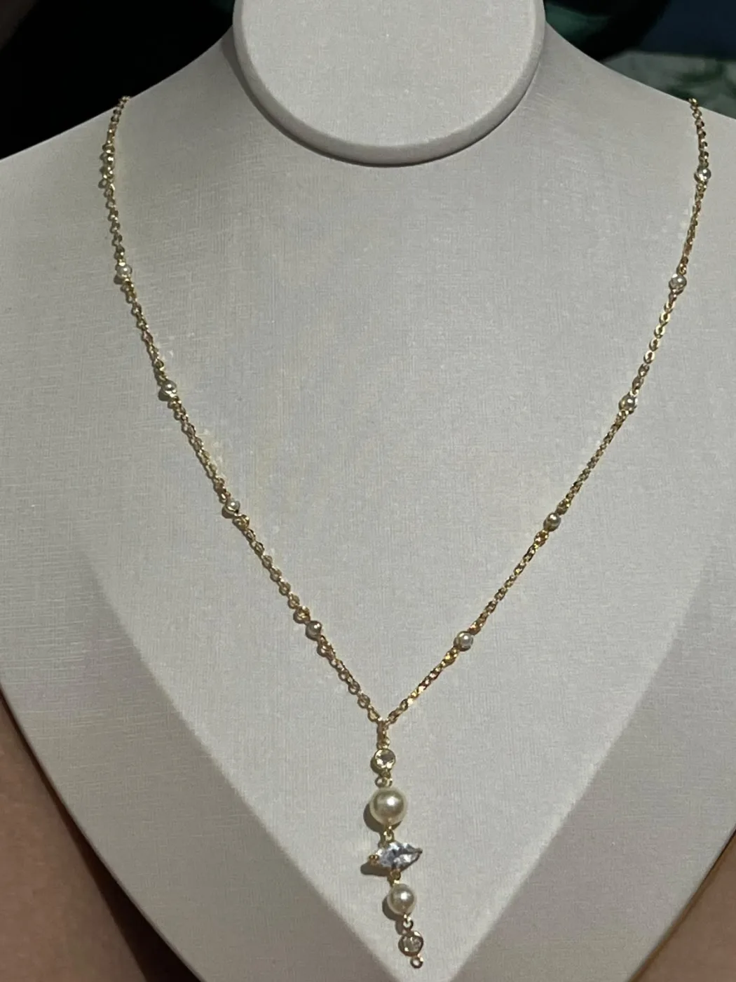 colar delicado com pérolas e pedra cristal