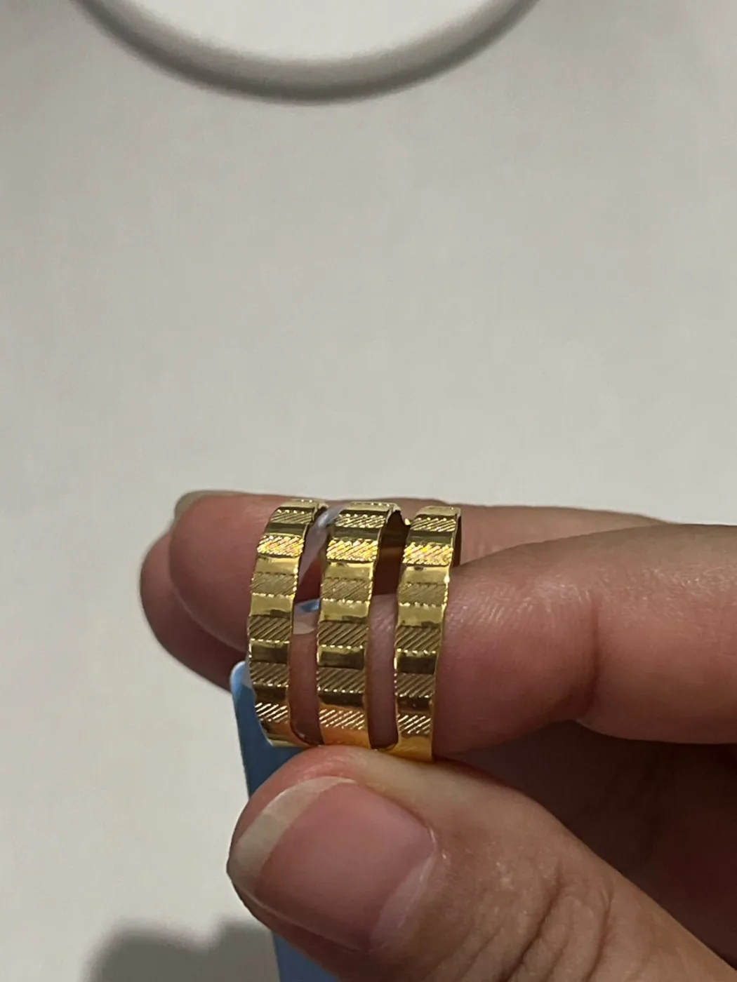 Anel Triplo Dourado com Textura Quadriculada