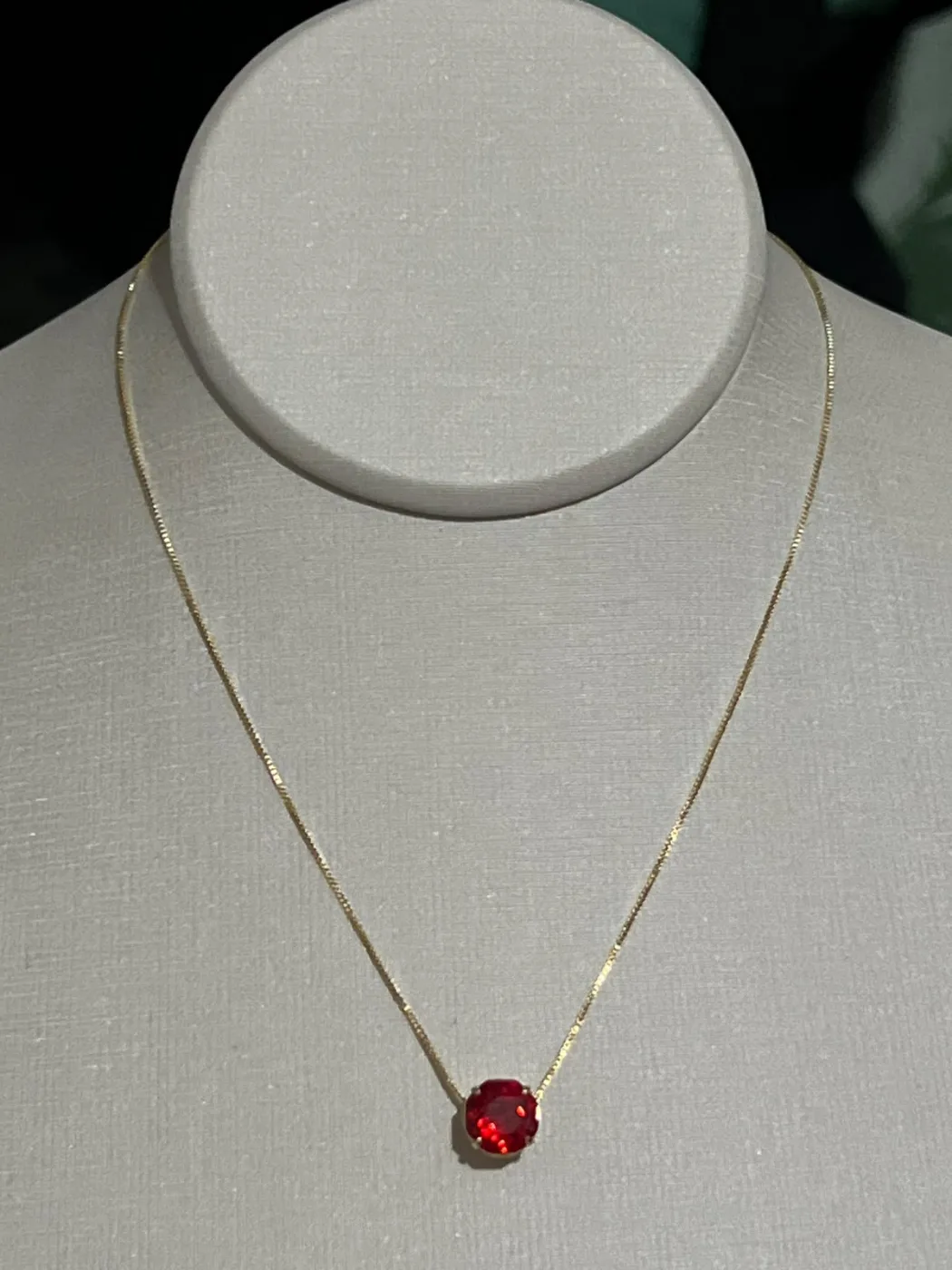 colar com pingente redondo vermelho