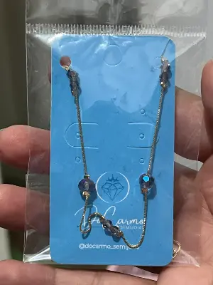 colar com pedras facetadas lilas