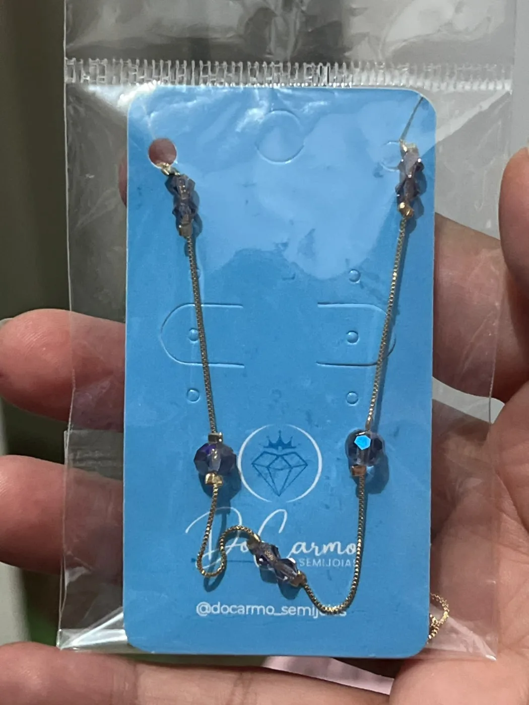 colar com pedras facetadas lilas