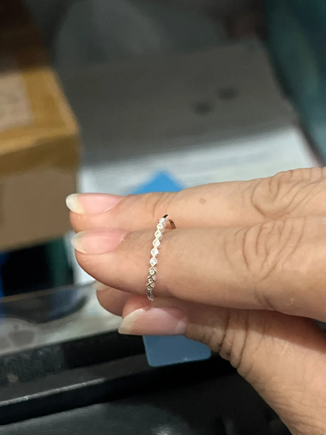 anel fino com pedras brilhantes/18