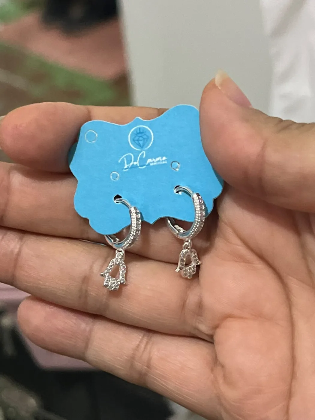 brincos argola com pingente de mão cravejada/prata