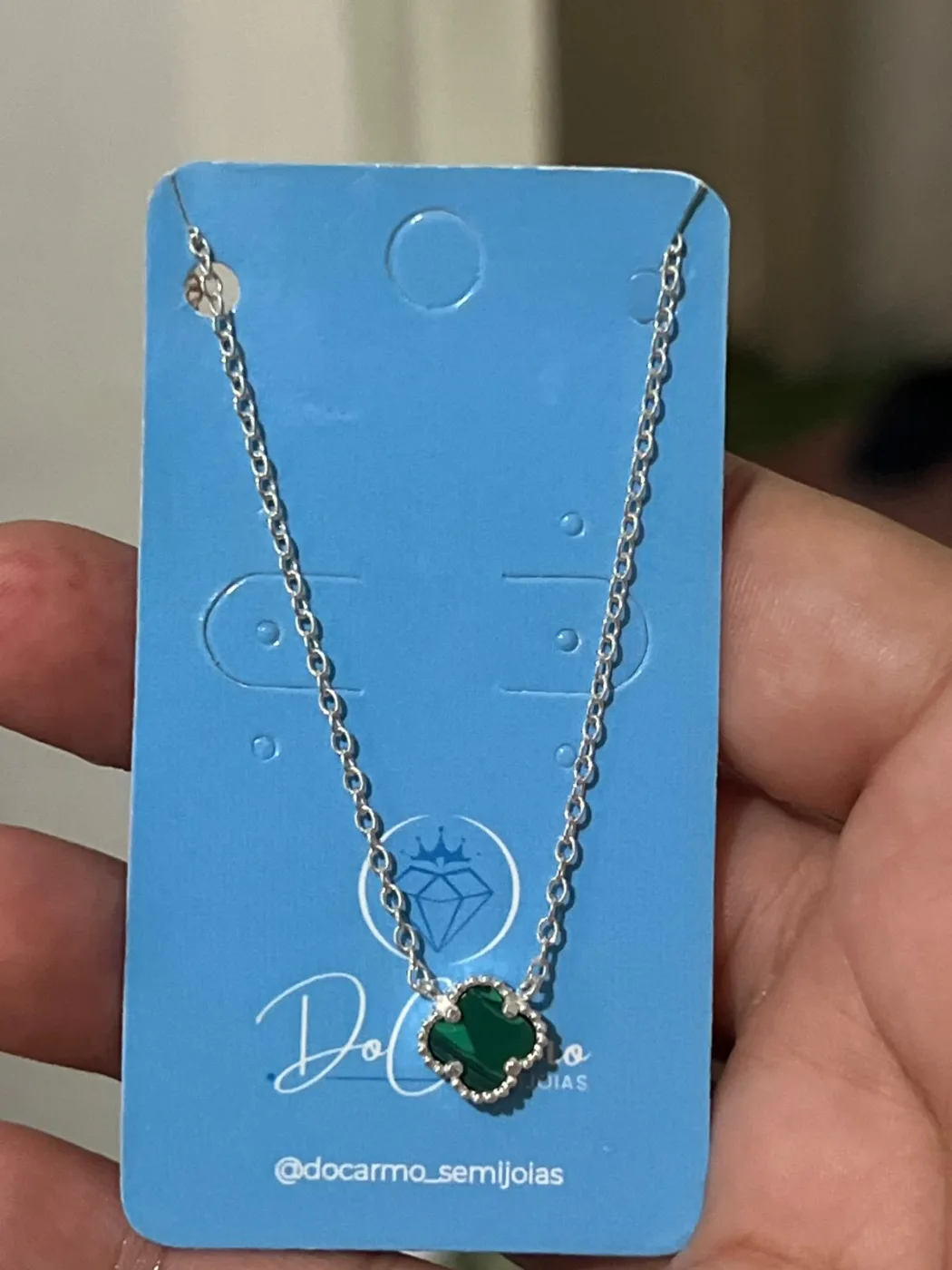 colar com pingente trevo verde/prata