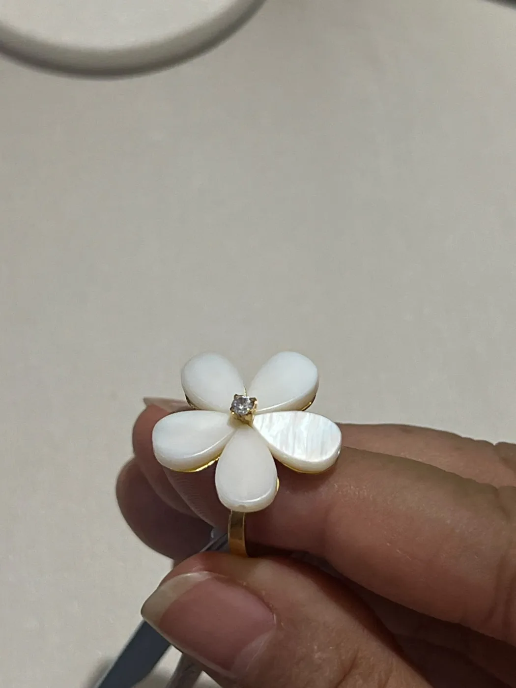 Anel Flor com Pedras Brancas e Detalhe Central Brilhante