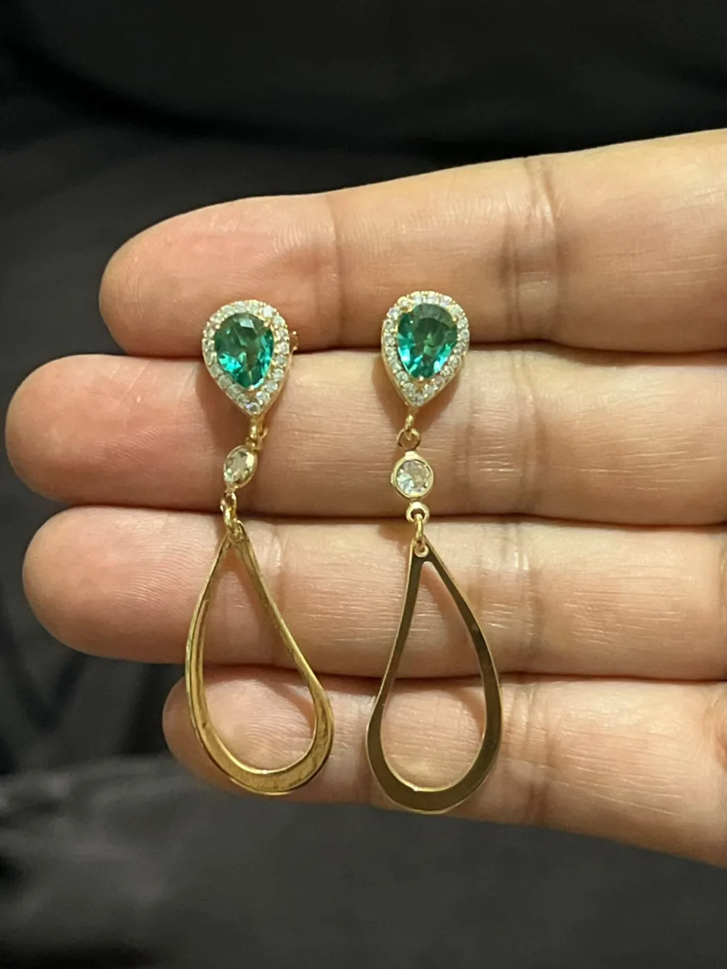 brincos com pedra verde e gota dourada