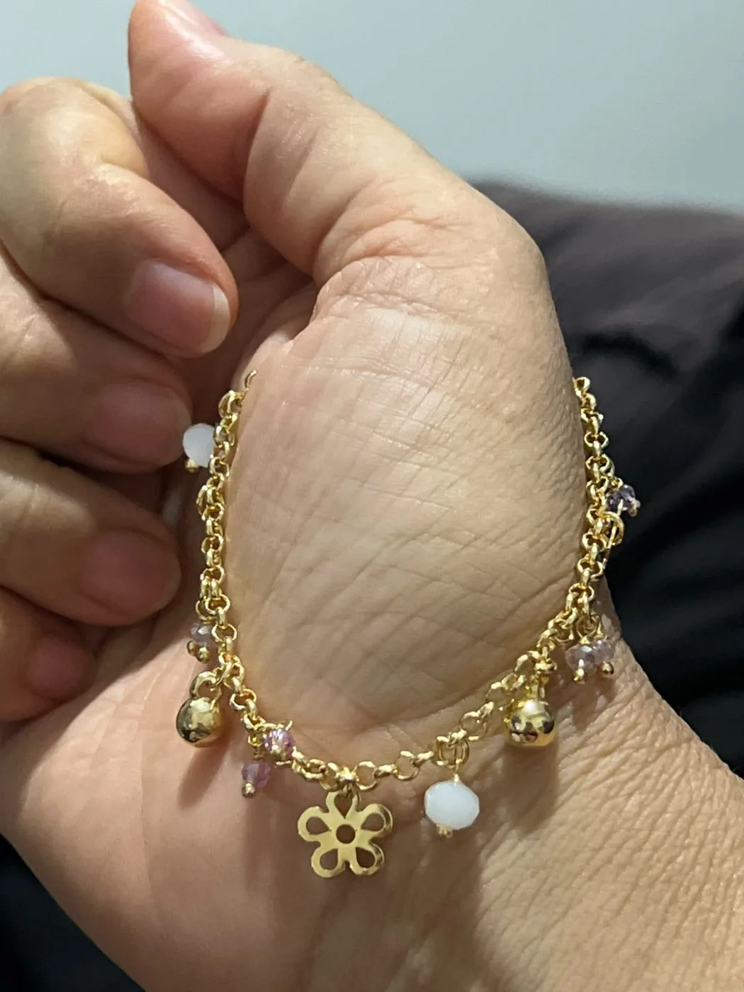 pulseira delicada com pingentes de flor e pedras coloridas