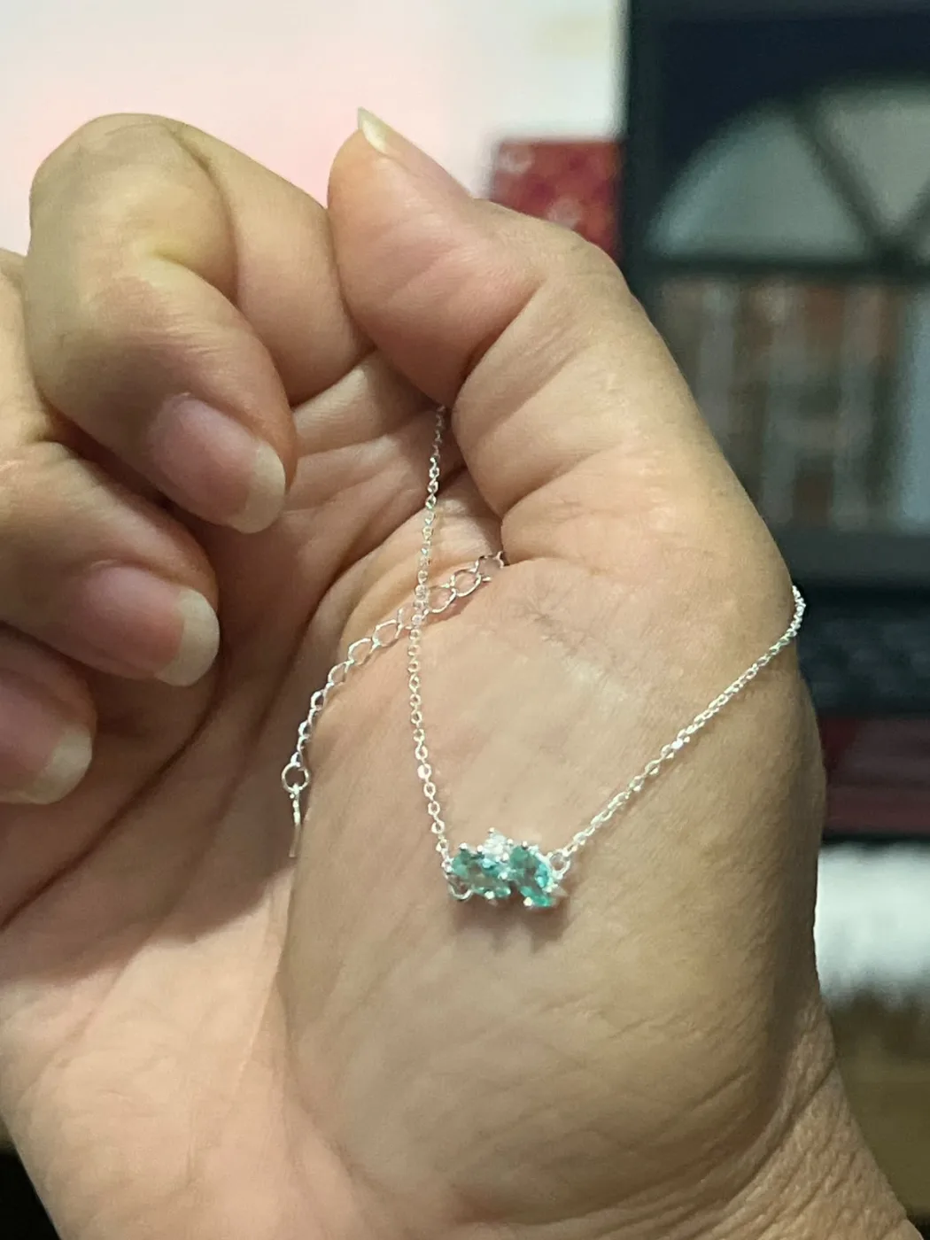 pulseira delicada com pedras verde/prata