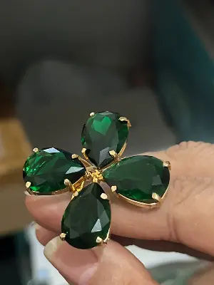 anel com pedras verdes em formato gota/22