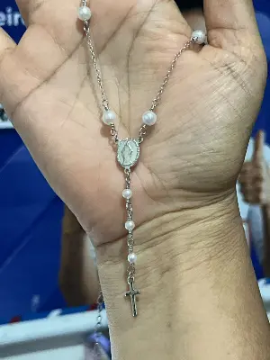 terço com contas brancas e crucifixo