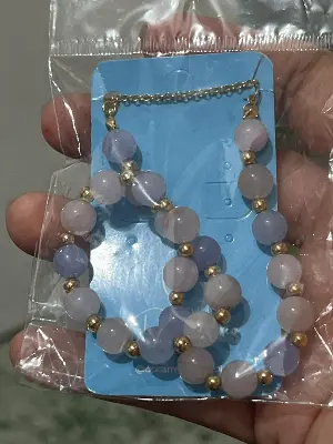 colar de pedras lilás com detalhes dourados