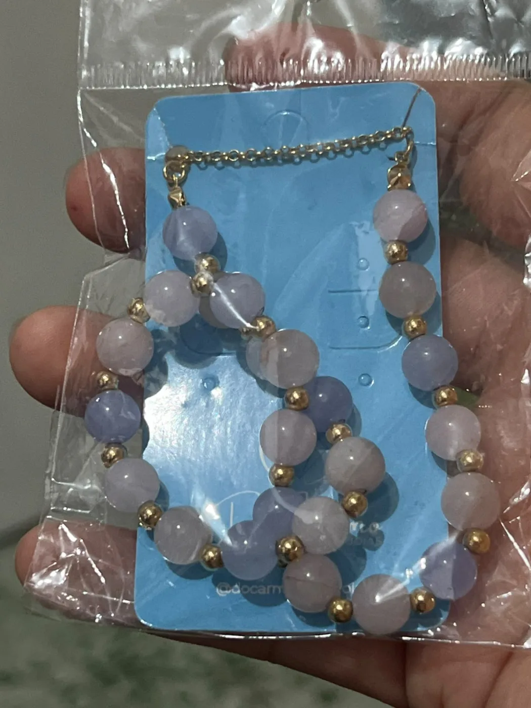 colar de pedras lilás com detalhes dourados