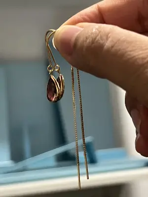 Brincos com Pedra Gota Roxa e Corrente Fina