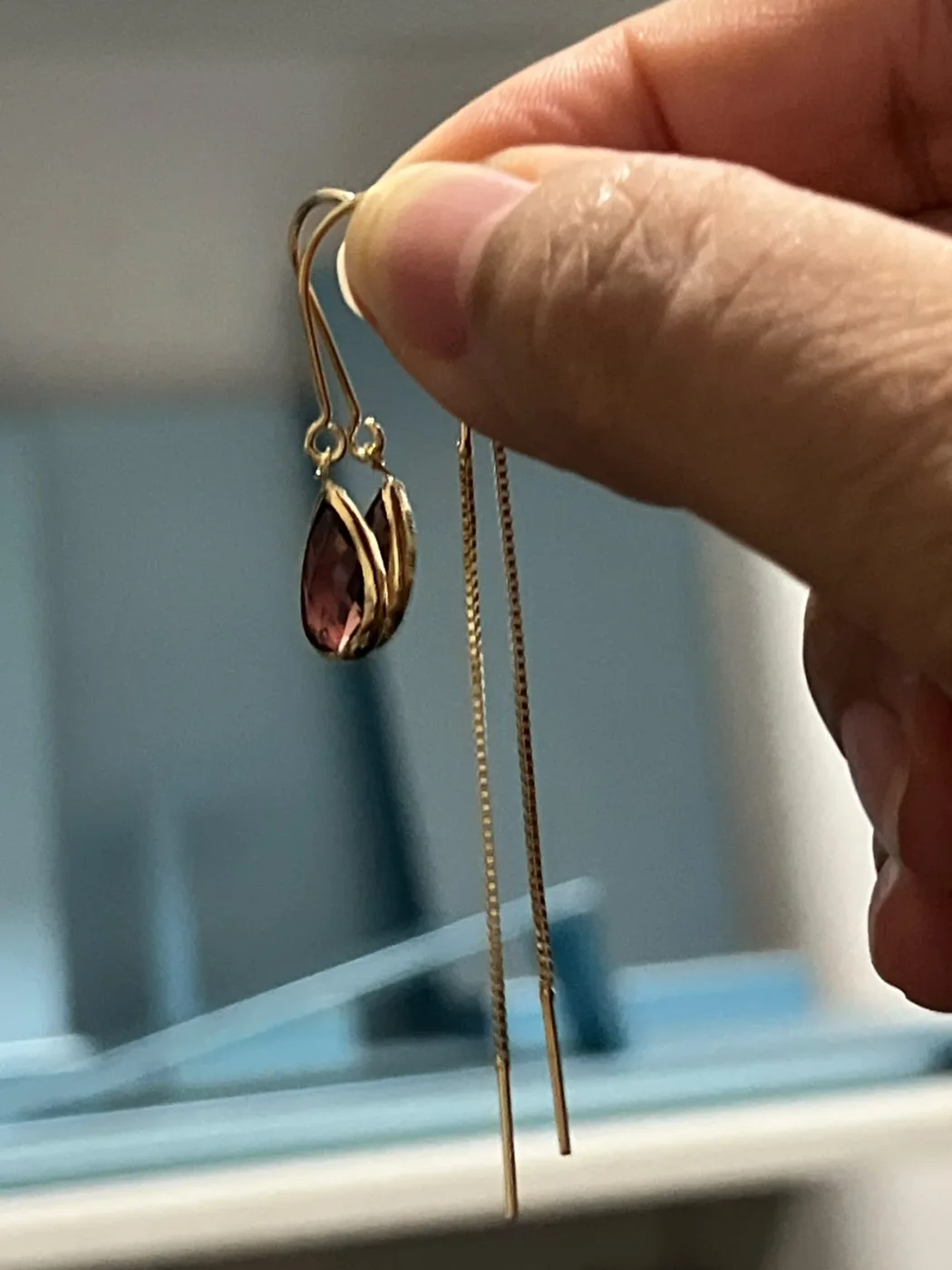 brincos com pedra gota roxa e corrente fina