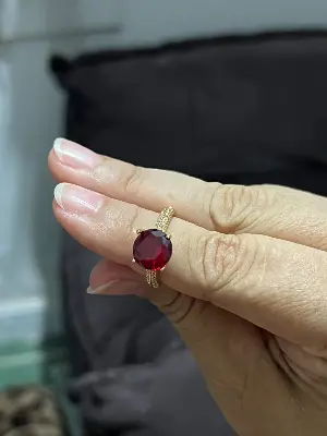 Anel com Pedra Vermelha Redonda e Detalhes na Haste/16