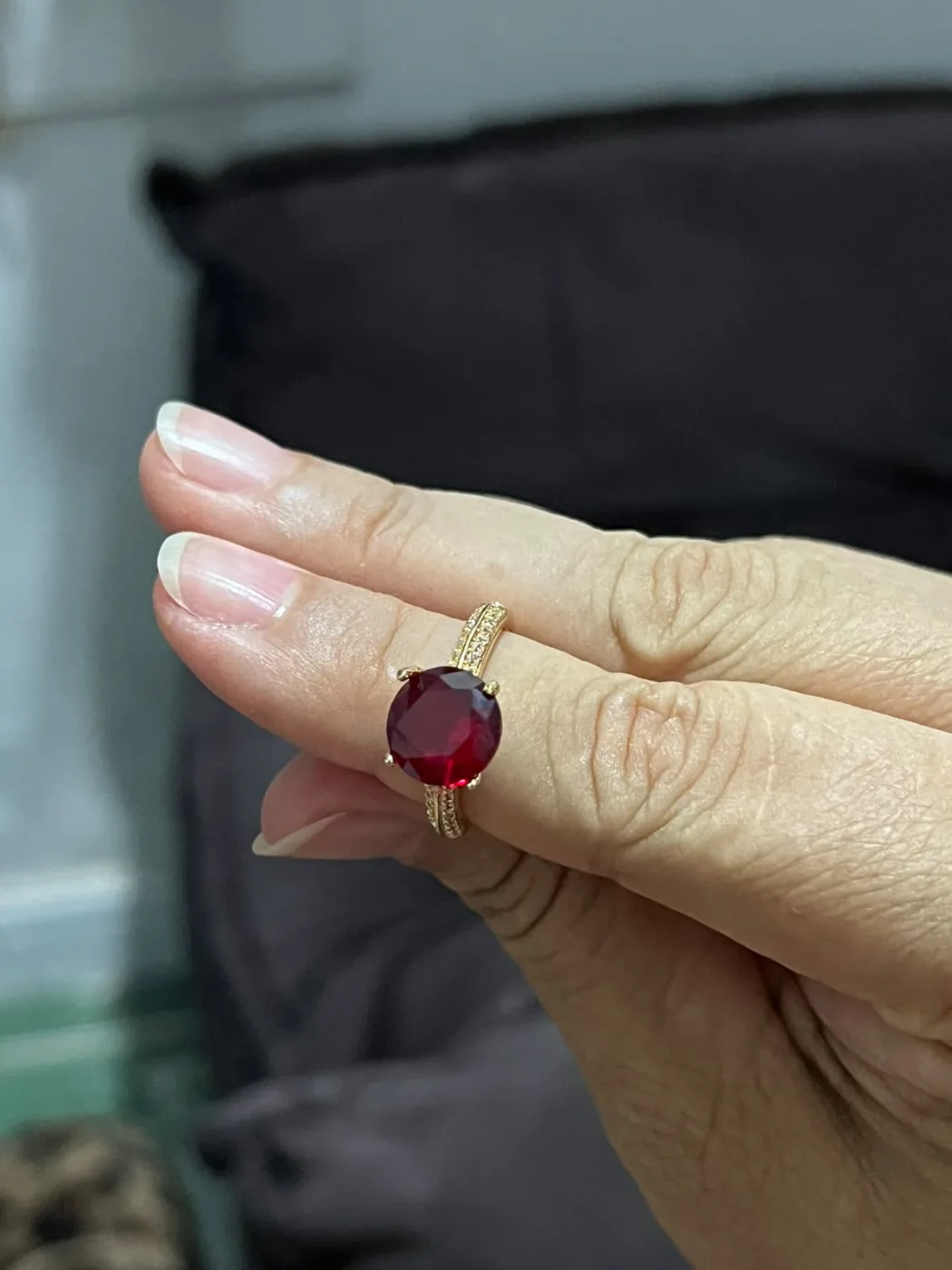 anel com pedra vermelha redonda e detalhes na haste/16